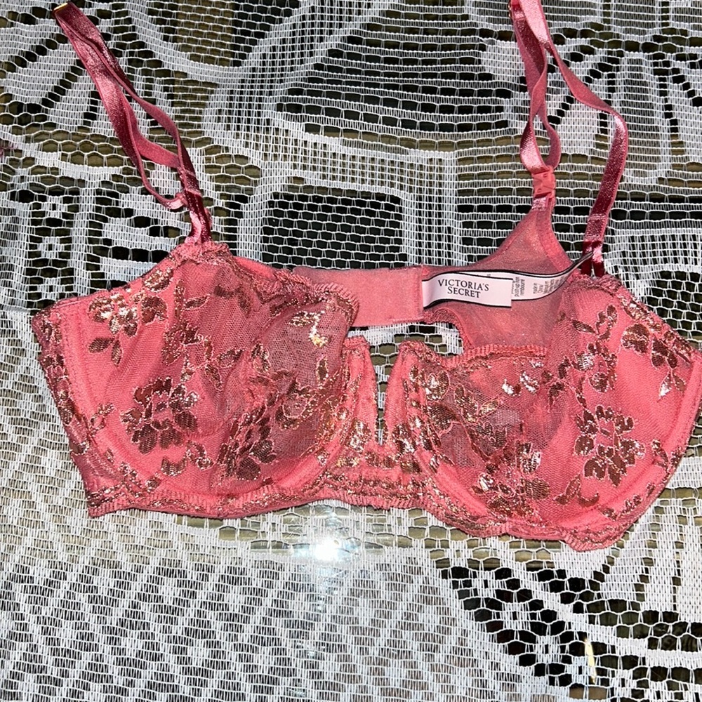 Victoria’s Secret 32 D Dream Angels push up without padding. Gently used.